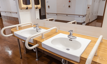 Barra para banheiro idoso: como escolher e instalar