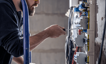 Instalação elétrica residencial: cuidados ao escolher o profissional que vai fazer