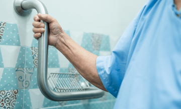 Acessibilidade banheiro para idosos: soluções seguras e práticas