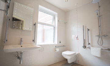 Acessibilidade em banheiros: principais acessórios e como montar