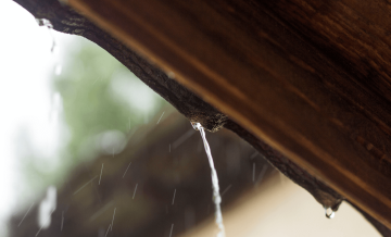 Arrumar telhado goteiras: como resolver de vez