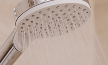 O chuveiro elétrico com pressurizador surge como uma solução prática sem a necessidade de grandes mudanças na instalação hidráulica.