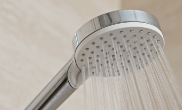 Veja como o pressurizador para chuveiro pode surgir como uma solução eficiente aumentando a pressão da água para um melhor banho.