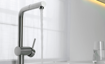 Veja aqui como instalar torneira permite resolver vazamentos simples, substituir modelos antigos até atualizar o design da cozinha.