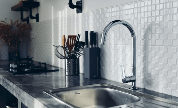 Saber como trocar torneira da pia da cozinha é uma habilidade prática que evita vazamentos e melhora o uso diário da água.