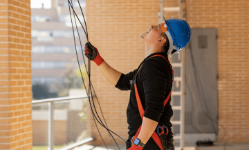 Veja como um cabeamento residencial bem estruturado garante eficiência no consumo de energia e durabilidade dos equipamentos conectados.